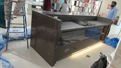 Yeh ek modern modular kitchen island hai jo premium look aur functionality dono ko combine karta hai. Isme dark glossy finish ke saath solid build quality use ki gayi hai, jo ise elegant aur durable banata hai. Island ke center me built-in gas hob diya gaya hai, jo cooking ko convenient aur space-efficient banata hai.

Neeche ke cabinets me ample storage space hai, jisme aap kitchen essentials easily organize kar sakte ho. Bottom me warm LED strip lighting di gayi hai, jo iske look ko aur bhi premium aur stylish banati hai, especially low light me.

Side me open shelf design diya gaya hai, jo quick-access items ya decorative use ke liye perfect hai. Overall design clean lines aur contemporary style ko follow karta hai, jo kisi bhi modern home ya showroom ke liye ideal choice hai.

 #kitchan
 #DressingTable 
 #KitchenIdeas 
 #ClosedKitchen 
 #LargeKitchen