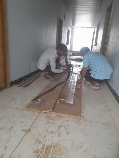 carpenter ki jarurat hai argent labour base par payment yogyta anusar
