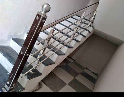 SS RAILING LAGAYI JATI HE DESIGNER SE SIMPLE HAR DESIGN