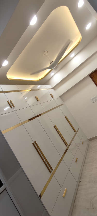 wardrobe white gold theme 
 #ominteriordecor28  #WardrobeIdeas  #InteriorDesigner  #WalkInWardrobe  #FalseCeiling  #new_false_ceiling  #Architectural&Interior  #interiorrenovation