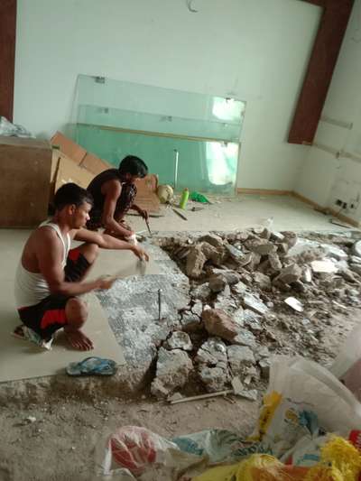 Living room floor tiles dismantling