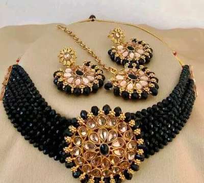 Shimmering Glittering Jewellery Sets
Name: Shimmering Glittering Jewellery Sets
Base Metal: Alloy
Plating: Gold Plated
Stone Type: Kundan
Sizing: Adjustable
Type: Choker and Earrings
Net Quantity (N): 1
Country of Origin: India