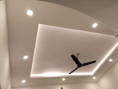 A simple ceiling and lighting.