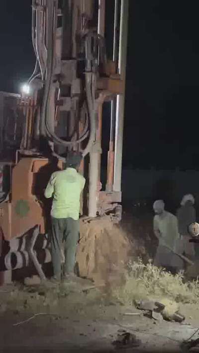 water boring work at night🤟
 #borewell  #water  #HouseConstruction  #constructionsite 
call📞 - 9617521402
              8770795928