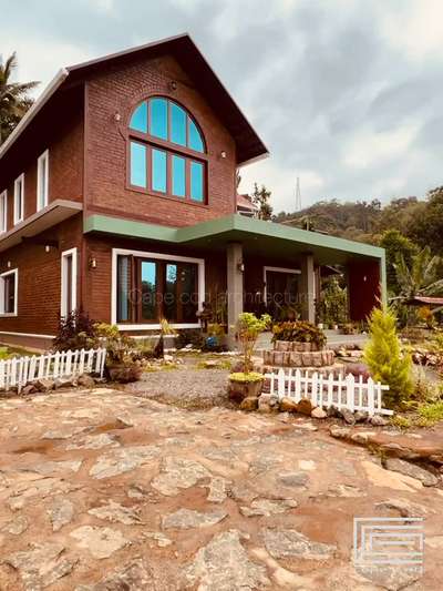 English Kerala tropical house #സ്വപ്നവീട് 

area - 2350 sq.ft
2 BHK With Bar outside
premium Bathroom.