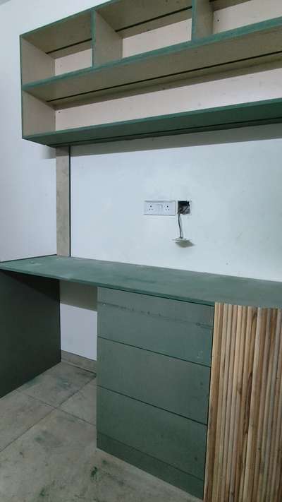 hdhmr finished office table 
wood work ke liye contect kry  

 #OfficeRoom  #study/office_table  #HDHMR  #WoodenBeds  #WoodenKitchen  #koloapp  #koloviral  #koloamaterials  #TeakWoodDoors