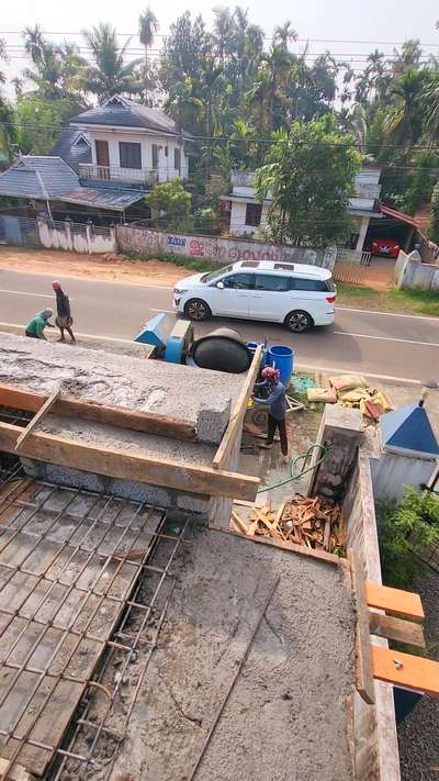 Lintel level casting at Mala Valiyaparambu 
more info@ 9061902672
www.avidarch.in
 #concrete_casting 
 #lintelconcrete 
 #lintel&sunshade 
 #architecturedesigns 
 #Architect 
 #CivilEngineer 
 #no1civilcontractor 
 #kerala
 #Thrissur 
 #kodungallur 
 #avidarchsolution