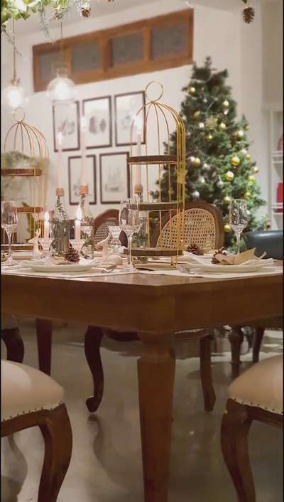 Green and sustainable setting of christmas on the dining table   using recycled materials.  #tablesetting #diningtabledecor