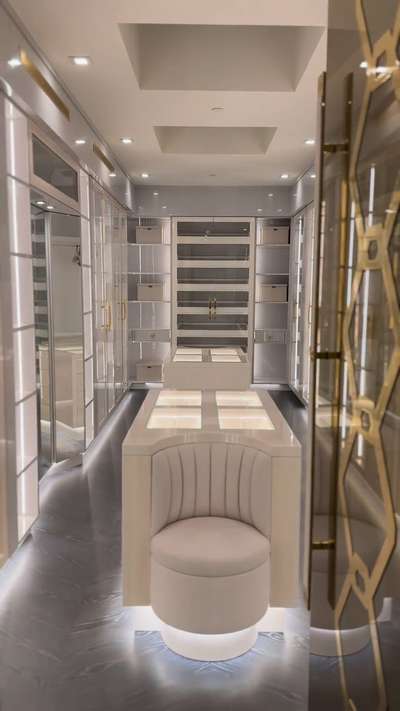 Luxury Walk in wardrobe.  #InteriorDesigner #WardrobeIdeas #luxuryhomedecore #luxurydesign #WalkInWardrobe #walkinclosetdesign