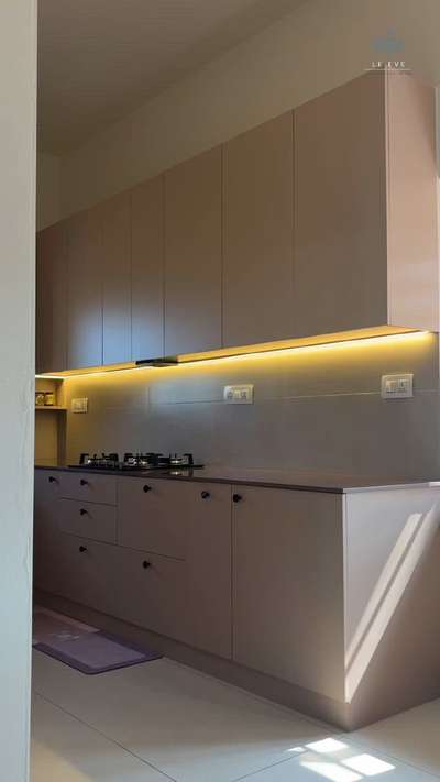 Studio flat combines minimalism with tactile warmth.created Modular kitchen for elegance with modern minimalism. space that feels both modern and timeless.

#minimalism #nuetralhome #interiorarchitecture #homeinspiration #keralahomedesigns

Location - Mahe
Architect - Ar. Vipin