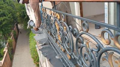 duco on railing 
charcoal black and golden 






 #ducopaint  #spraypainting  #nice 
 #railingdesign  #railing  #ducowork  #BalconyIdeas  #WoodenBalcony  #GlassBalconyRailing