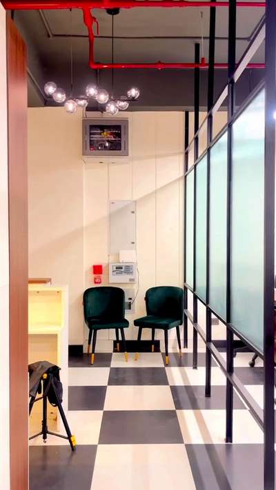 Elevate your 9-to-5 with interiors that energise and impress.

#interiordesign #saradesignsinterior #InteriorDesigner #OfficeRoom #officeinteriors #officelight #Architectural&Interior