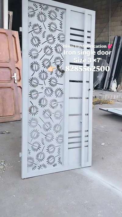 single door. iron door 🚪😍 make your house 
bismillahfabrication welding work 🙏🏻 
.
watsapp any requirement. 
.
.
.
. 
 #koloapp   #virelpost  #doors  #door  #intreriordesign  #DoorDesigns  #intrior_design   #kolodesign  #trendingreels😍😍  #fyp  #explorepage  #irondoors