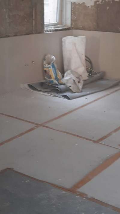 किचन का टायल लग रहा है