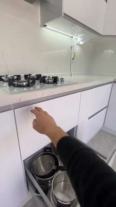 kitchen in white finish

#ModularKitchen 
#homeinterior 
#KitchenInterior 
#Architectural&Interior