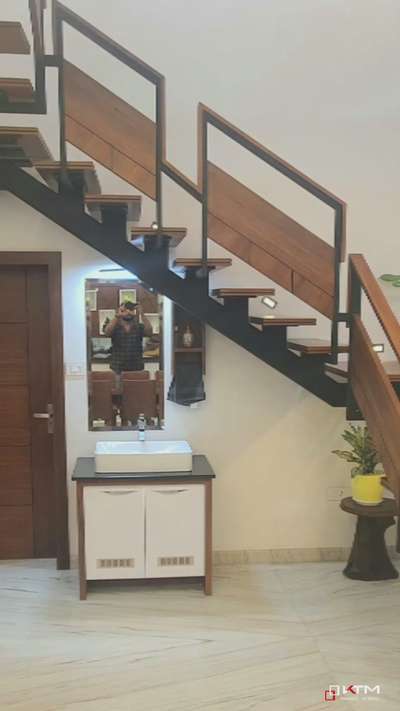 Metal Stair With Wooden Steps 

 #ktm_interiors 
 #InteriorDesigner  #StaircaseDecors  #metalstaircase  #metalhandrails  #Veneer  #woodenstair