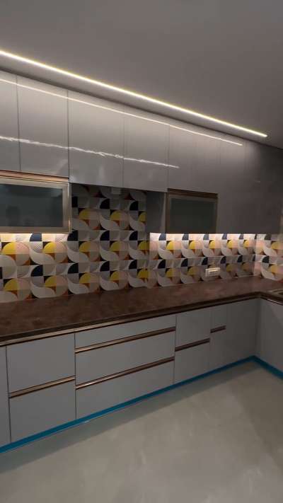 #ModularKitchen  #LShapeKitchen  #KitchenCabinet  #laminatekitchen  #brightinteriors  #interiorcontractor