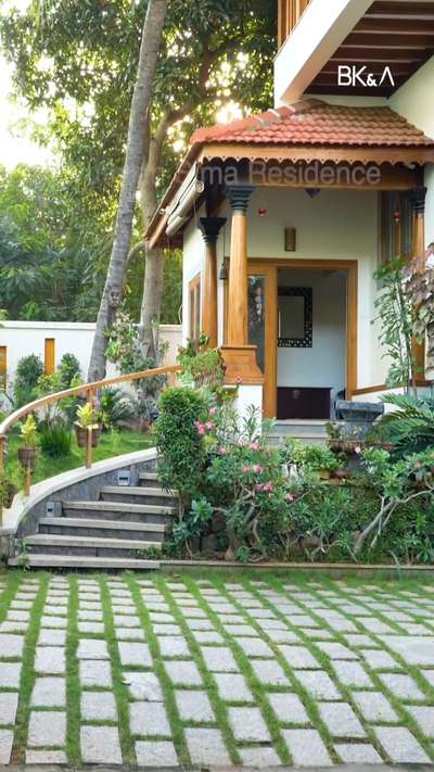 Puthran Sima residence designed by Benny Kuriakose and Associates. It is an intimate contemporary house in Velachery that sits on high ground with lush landscaping overlooking the entrance. The duet of white hues and timber along with the stone steps complements the picturesque garden. The large amount of timber work as well as the tiled roof elevates the aesthetics.
.
Project Name: Puthran Sima Residence
Location: Chennai
.
Architectural Firm: Benny Kuriakose & Associates
@bennykuriakose_associates