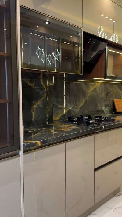 #ModularKitchen  #KitchenIdeas  #LShapeKitchen  #ClosedKitchen  #KitchenCabinet  #luxurykitchen