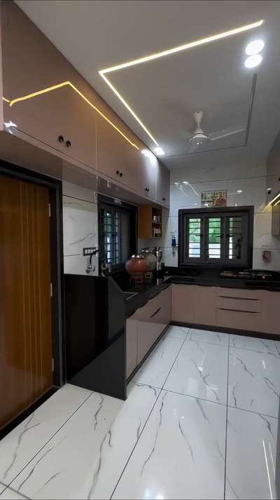 #ClosedKitchen  #KitchenIdeas  #LargeKitchen  #KitchenCabinet