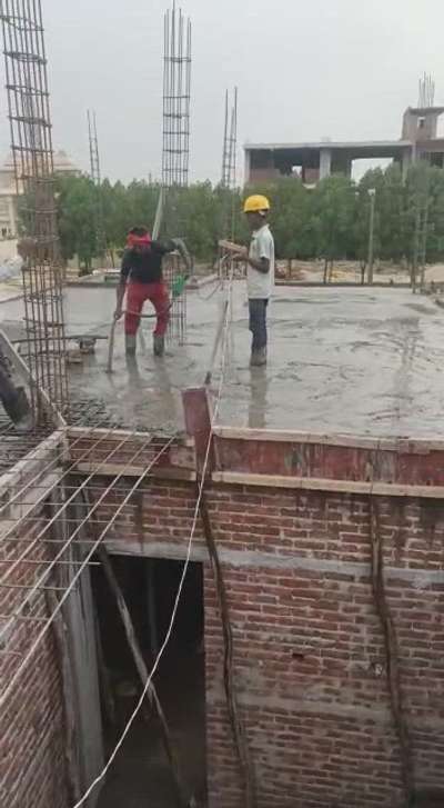 Slab casting on our Greater Noida site. #interiordesign #interiors #slab #greaternoida #construction #constructionsite #homeconstruction #slabcasting #professional #newconstruction #interiorshapes #interiorshapesandesigns #machinework #pillars