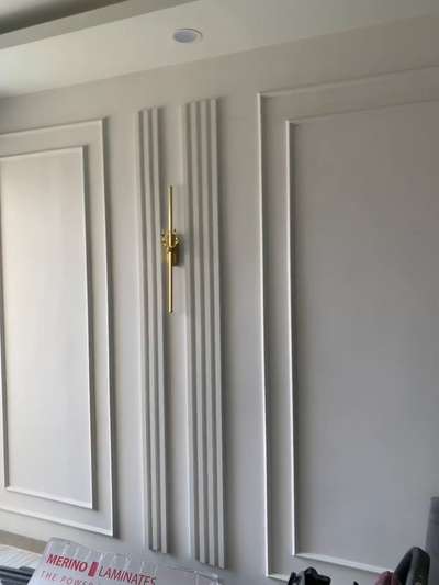 Elegant living room wall panelling
 


 #drawingroom #LivingroomDesigns #InteriorDesigner #4BHKHouse #noidainterior #POP_Moding_With_Texture_Paint #wallmoulding #FalseCeiling