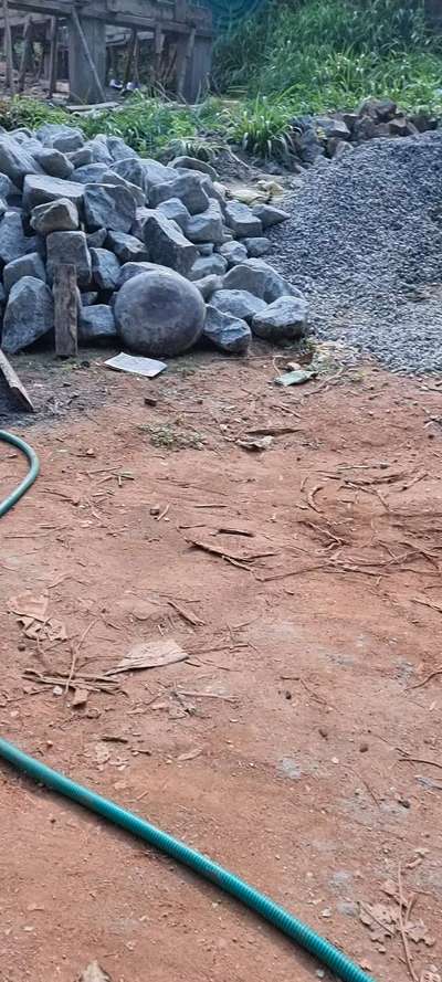 പാറയുടെ മുകളിൽ ഒരു വീട്