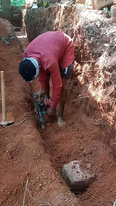 മതിൽ പൊളിച്ചു കെട്ടുന്നവർക്ക് പുരോഗമിക്കുന്നു #