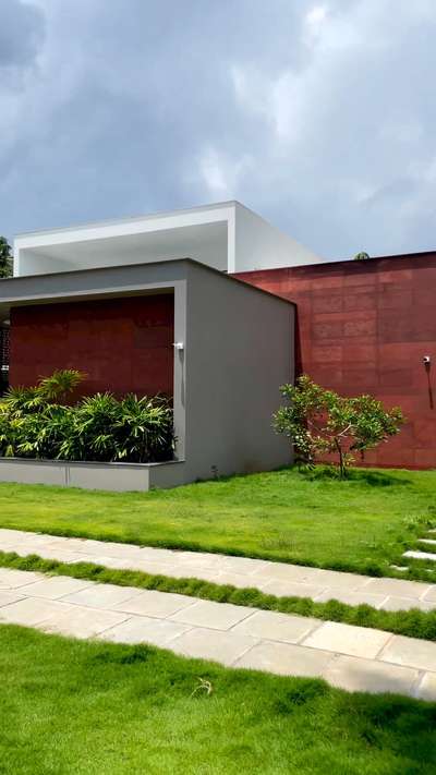 R E D W A L L HOUSE

A HOUSE FOR MR SALIM & FAMILY

Location : Thrissur,Kerala
Area : 6000 sqft

The Red Wall Residence is a wonderful paradigm of how modern architecture can harmoniously blend with the tropical environment.

HANDS BEHIND :
Contractor & Interior execution : @kudilbuilderz

Furniture:@_yellow.petals_

BEHIND CAMERA : @runningstudios @prasanth.mohans

MODEL : @kavyabhaskar.__

Credits: i2a Architects Studio
@i2aarchitectsstudio