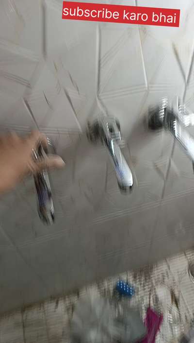 is bathoom mein nayi fitting puri ki thi  is mein geyser ke bhi fitting Hui Hai aur iske andar shawer bhi laga hua hai