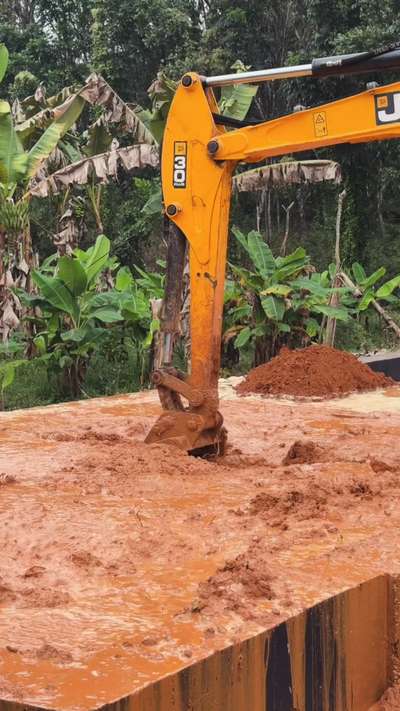 𝗙𝗼𝘂𝗻𝗱𝗮𝘁𝗶𝗼𝗻 𝘄𝗼𝗿𝗸𝘀🏠 𝑭𝙤𝒖𝙣𝒅𝙖𝒕𝙞𝒐𝙣 𝙨𝒐𝙞𝒍 𝒇𝙞𝒍𝙡𝒊𝙣𝒈‼️തറയിൽ മണ്ണിട്ട് കലക്കുന്നത് കണ്ടിട്ടുണ്ടോ! !?#keralahomedesigners😍😍 #keralainteriordesigners #keralaarchitecture #homedesign #keralahomestyle #foundationsoil #fillingfoundation #keralahousedesigns