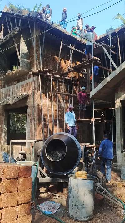 Residence roof slab concrete 

 #tantra  #roofslabconcrete  #concrete  #KeralaStyleHouse  #sloperoof  #Architect  #architecturedesigns  #Architectural&Interior  #kerala_architecture  #KeralaStyleHouse