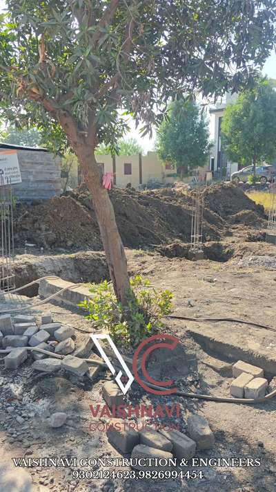 ​"Namaste doston! Aaj hum apni RR Gold site par hain aur results dekh kar dil khush ho gaya.
​Jab hum 'With Material Construction' ki baat karte hain, toh humara focus sirf mazbooti par nahi, balki finishing aur perfection par bhi hota hai. Aaj site par jab columns ki shuttering kholi, toh aap dekh sakte hain—bilkul makhan jaisi chikni finishing! ✨
​Yeh natija hai sahi concrete ratio, acchi shuttering aur team ki din-raat ki mehnat ka. Vaishnavi Construction mein hum quality se samjhauta nahi karte, kyunki aapka ghar sirf ek building nahi, aapka sapna hai.
​📍 Location: RR Gold, Indore
🏗️ Execution by: Vaishnavi Construction
​Agar aap bhi Indore mein mazboot aur sundar ghar banana chahte hain, toh humse sampark karein!"