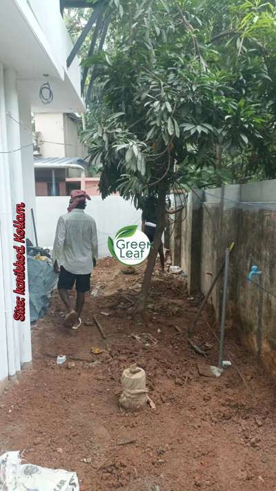 The yard is completely covered with pebbles, like a coral reef.

site: കരിക്കോട് കൊല്ലം