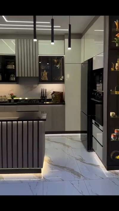 #ModularKitchen  #pantry  #glasspanelling  #InteriorDesigner  #homeinterior  #HomeDecor