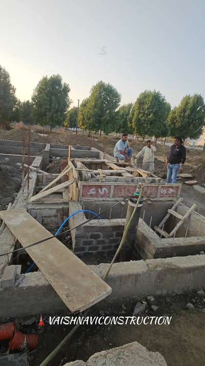 Doston, Vaishnavi Construction ki ek aur site par aaj Plinth Beam dali ja rahi hai. Har inch pe bariki aur har kadam pe bharosa. Kaam dekhiye aur khud faisla kijiye!
Hamari RR Gold site par aaj Plinth Beam ka kaam zor-shor se chal raha hai. Ek mazboot ghar ki buniyaad uski beam par tikki hoti hai, 
Hamari niyat aur kaam, dono mein hi RR GOLD jesa 'Gold' jaisi pakka-pan hai. #bestbuildersinindore #constructioncompany #constructionwithmaterial