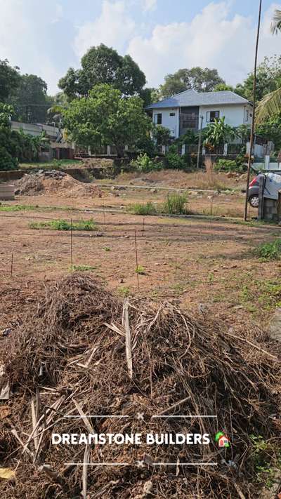 കല്ലിടൽ ചടങ്ങ്,

                 നന്മയുടെ കണികണ്ട്,പുത്തൻ പ്രതീക്ഷയോടെ നാം ഈ വർഷത്തെ വിഷുക്കാലത്തെ വരവേറ്റു,ഏവർക്കും ഒരിക്കൽ കൂടി നന്മകൾ നേർന്നു കൊണ്ട്,ഇതാ പുതിയൊരു സ്വപ്നത്തിൻ്റെ,പുത്തൻ പ്രതീക്ഷയുടെ പുതിയൊരു സ്വപ്ന ധൗത്യം കൂടി Dreamstone Builders  ഏറ്റെടുക്കുന്ന സന്തോഷം നിങ്ങളുമായി പങ്കു വെക്കട്ടെ, നാളുകളായി ഞങ്ങളുടെ വാട്ട്സ്ആപ്പ് ഗ്രൂപ്പിൽ ഉള്ളതും,നിരന്തരമായി ഞങ്ങളുടെ വർക്കുകളെ വീക്ഷിച്ചു കൊണ്ടിരിക്കുന്നതുമായ ഒരാളായിരുന്നു എറണാകുളം തൃപ്പൂണിത്തുറ സ്വദേശി,റിട്ടയേർഡ് ക്രൈം ബ്രാഞ്ച് ഓഫീസറും കൂടിയായ  Mr .Augustine varghese. എറണാകുളം ജില്ലയിലെ മുളന്തുരുത്തി പ്രദേശത്ത് സ്ഥലം വാങ്ങിയ ശേഷമാണ് അദ്ദേഹം ഞങ്ങളെ ബന്ധപ്പെടുന്നത്.ഉടനെ അദ്ദേഹത്തെ ഞങ്ങൾ നേരിട്ട് കാണുകയും,പിന്നീട് ഞങ്ങൾ പണിത വീടുകൾ അദ്ദേഹത്തെ കൊണ്ട് പോയി കാണിക്കുകയും ചെയ്തു. പിന്നീട് അദ്ദേഹത്തിൻ്റെ സ്വപ്നം ഞങ്ങളുടെയും സ്വപ്നമായി മാറുകയായിരുന്നു ,അത് ഞങ്ങളുടെ കൂടി സ്വപ്നമായി മാറുമ്പോഴല്ലേ ആ സ്വപ്നത്തിൻ്റെ സൗന്ദര്യം കൂടുക.❤️
 #newproject #stonelayingceremony #KeralaStyleHouse #keralastyle #dreamhouse #newhomestyles #stonelaying