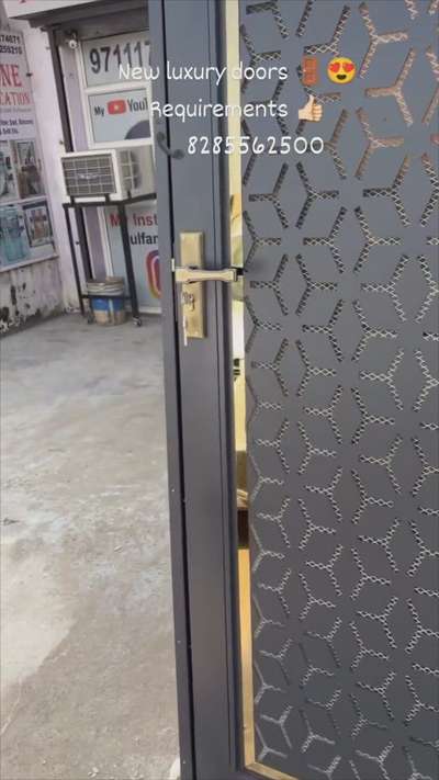 luxury doors iron design 😍 an very attractive design.. ager apko bhi apne ghar ke liye ye banwane hai to watsapp per msg ya firr dairect call bhi kar skte hai ..
.
hmari dukan khureji khas krishna nagar Luxmi nagar me hai .
.
.
.
.
. #bismillahfabricationweldingwork 
 #kolohindi  #panle  #pvdcoating  #InteriorDesigner  #LUXURY_INTERIOR  #Architectural&Interior  #welding  #steelpanle  #steelwork  #steelwork  #hardwork  #explore  #vireldesign  #virelreels  #reels  #koloreels  #SingleHungWindow  #luxrybathroom