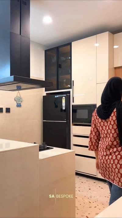 ആക്രൈലിക് ഫിനിഷിൽ കുറഞ്ഞ സ്പേസിൽ ചെയ്തടുത്ത ഒരു കുഞ്ഞു കിച്ചൻ 

location : Areekkode 
client : Dr Fasil 


 #ModularKitchen 
 #modernkitchendesign