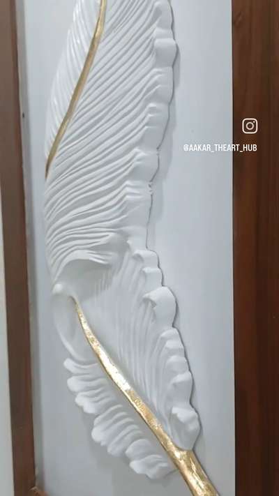 This stunning white feather wall decor with gold accents is a chic addition to any room! 😍 The intricate details of the feather design and the touch of gold give it a sophisticated, elegant look. It'll add a subtle yet stylish vibe to your living room, bedroom, or even office. Perfect for those who love minimalist decor with a hint of luxury! 💫 Would you like me to help you find more decor like this or help with anything else?